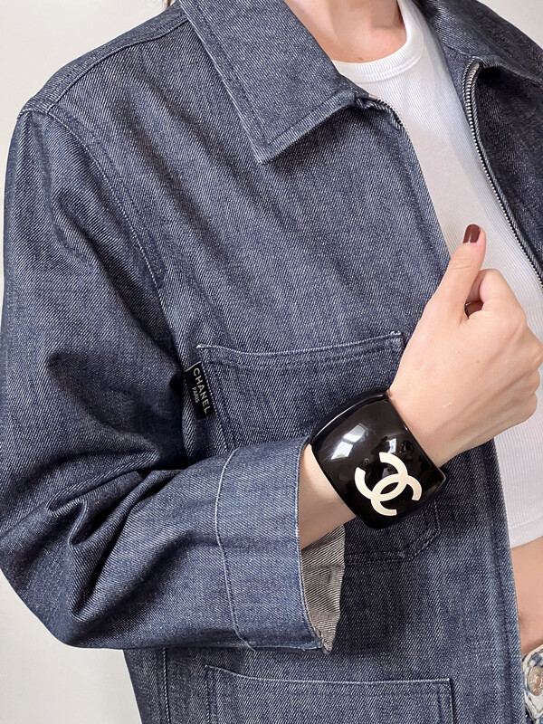 VINTAGE CHANEL CC CAMELLIA BLACK WHITE RESIN BANGLE CUFF BRACELET