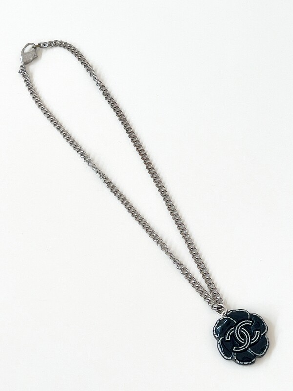 CHANEL VINTAGE BLACK LARGE CC CAMELLIA FLOWER PENDANT NECKLACE