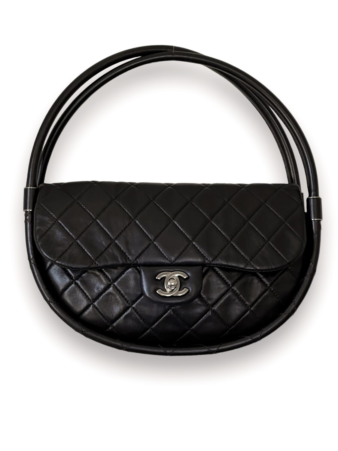 Chanel Hula Hoop Bag First Impression + What Fits // Medium Chanel Hula Hoop  in Black Lambskin 