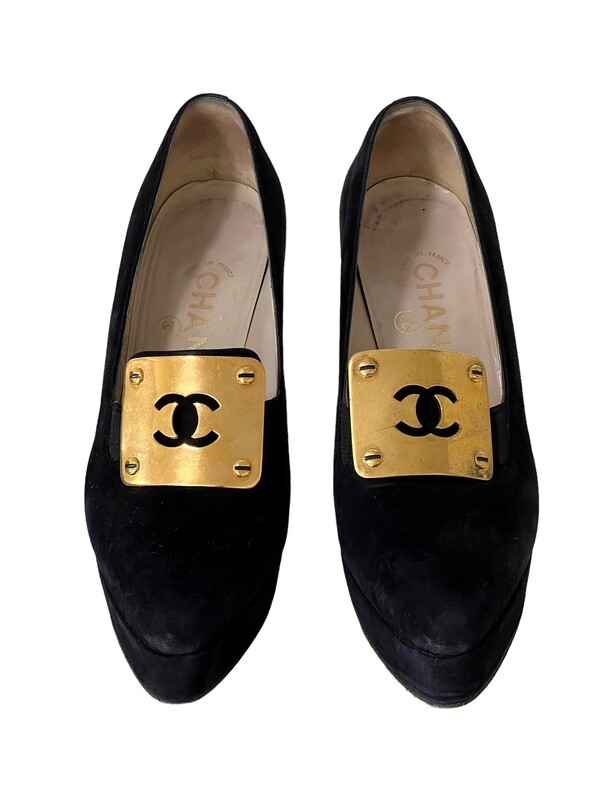 RARE 90&#39;S CHANEL VINTAGE CC LOGO PLATE BLACK SUEDE LEATHER LOAFER HEELS 38.5