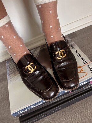 VINTAGE CHANEL BROWN LEATHER CC LOAFERS / IT 37