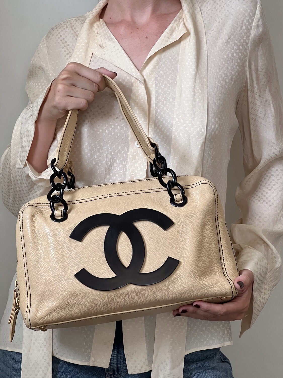 VINTAGE CHANEL BEIGE CAVIAR LEATHER BLACK CC RESIN SHOULDER BAG