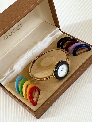GUCCI VINTAGE WATCH SET WITH BOX AND 12 INTERCHANGING BEZELS