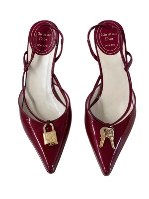 CHRISTIAN DIOR RED PATENT LEATHER LOCK AND KEY SLINGBACK HEELS IT 35