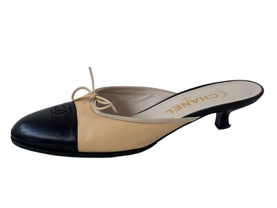 CHANEL VINTAGE CC LOGO BEIGE AND BLACK LEATHER MULES IT 38