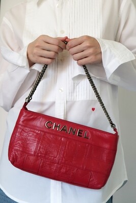 CHANEL VINTAGE RED QUILTED STITCH LEATHER POCHETTE WITH METAL LOGO DETAIL