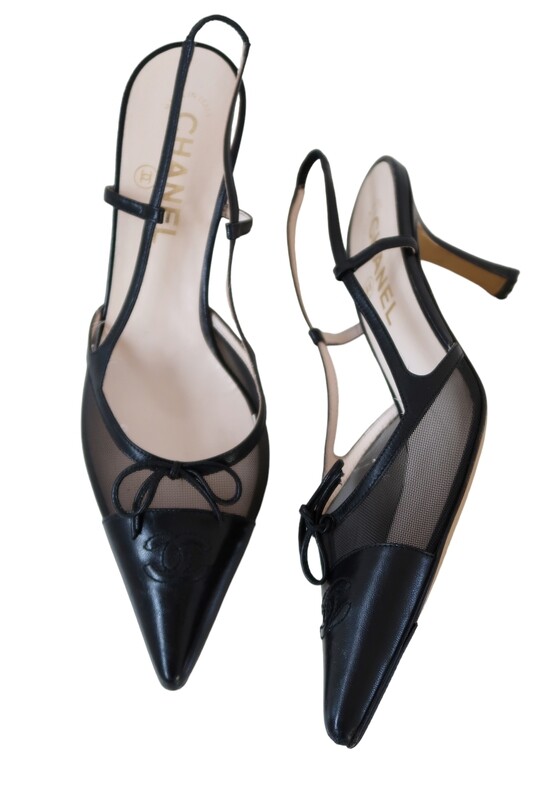 CHANEL VINTAGE BLACK LEATHER MESH CC SLINGBACK HEELS / IT 38.5
