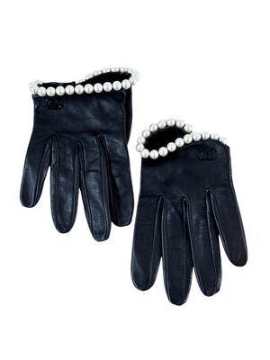 CHANEL CC BLACK LEATHER HALF GLOVES WITH FAUX PEARL DETAIL
