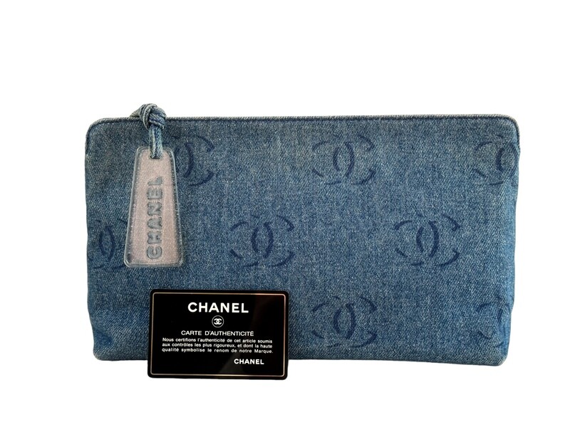 CHANEL CC LOGO DENIM CLUTCH BAG W LUCITE LOGO CHARM