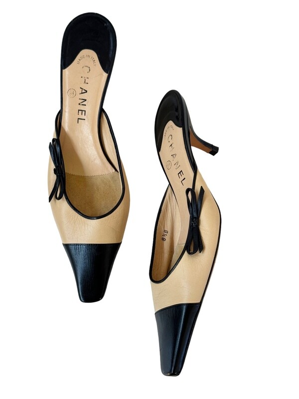 CHANEL BEIGE &amp; BLACK LEATHER CC BOW MULES HEELS  / IT 38.5