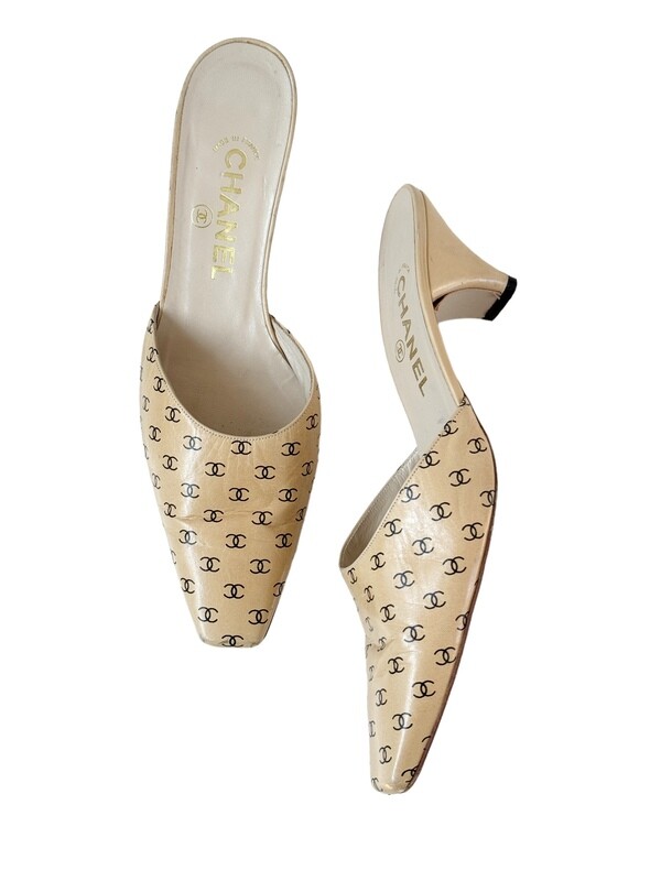 CHANEL VINTAGE CC LOGO BEIGE AND BLACK LEATHER MULES / IT 38.5