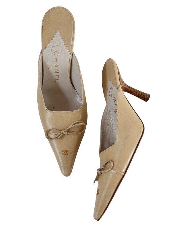 CHANEL CC BEIGE LEATHER BOW MULES HEELS / IT 37