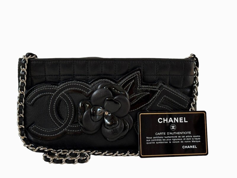 CHANEL BLACK LEATHER CAMELLIA FLOWER CC NO 5 POCHETTE SHOULDER BAG