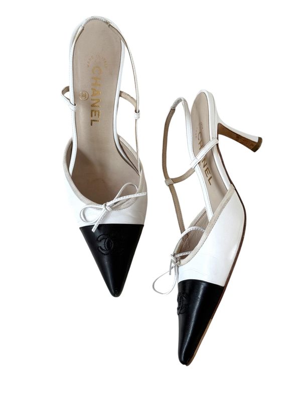 CHANEL VINTAGE WHITE AND BLACK LEATHER CC SLINGBACK HEELS / IT 37