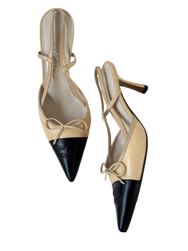 CHANEL VINTAGE BEIGE AND BLACK LEATHER CC SLINGBACK HEELS / IT 36