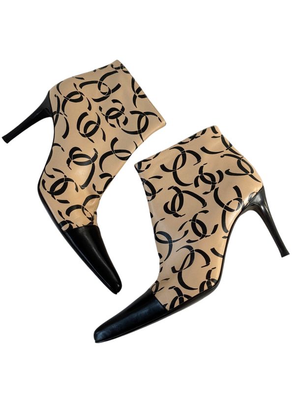 CHANEL VINTAGE CC PRINT BEIGE BLACK LEATHER POINTED TOE BOOTS / IT 39