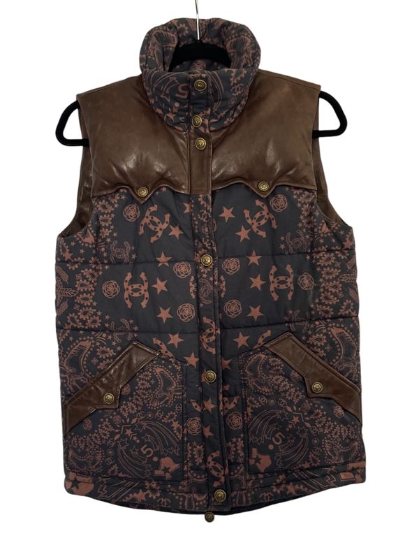CHANEL CC LOGO PARIS DALLAS BANDANA PRINT PUFFER VEST WITH LEATHER DETAILING