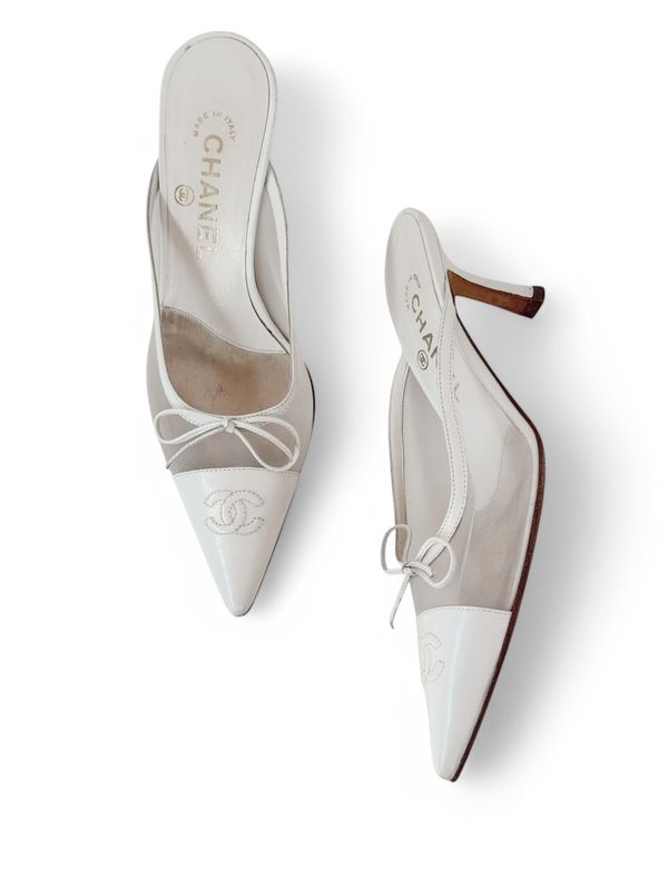 ​CHANEL VINTAGE CC LOGO WHITE MESH AND LEATHER BOW MULES HEELS / IT 36.5