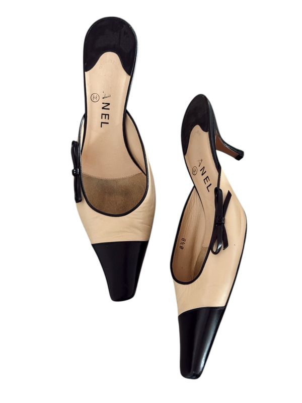 CHANEL VINTAGE TAN AND BLACK LEATHER CC BOW MULES HEELS / IT 38.5