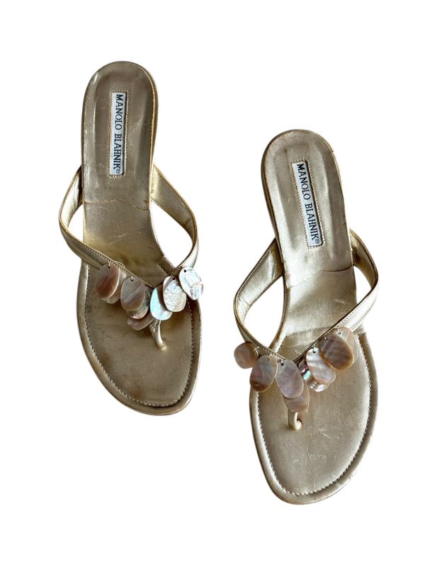 MANOLO BLAHNIK LEATHER THONG SANDALS HEELS WITH SHELL DETAIL / IT 37.5