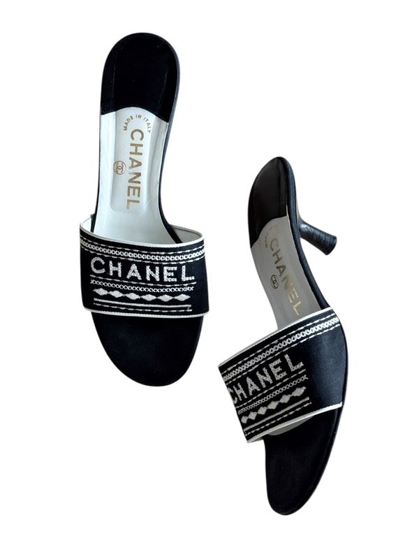 CHANEL VINTAGE LOGO EMBROIDERED SLIDES HEELS / IT 38.5