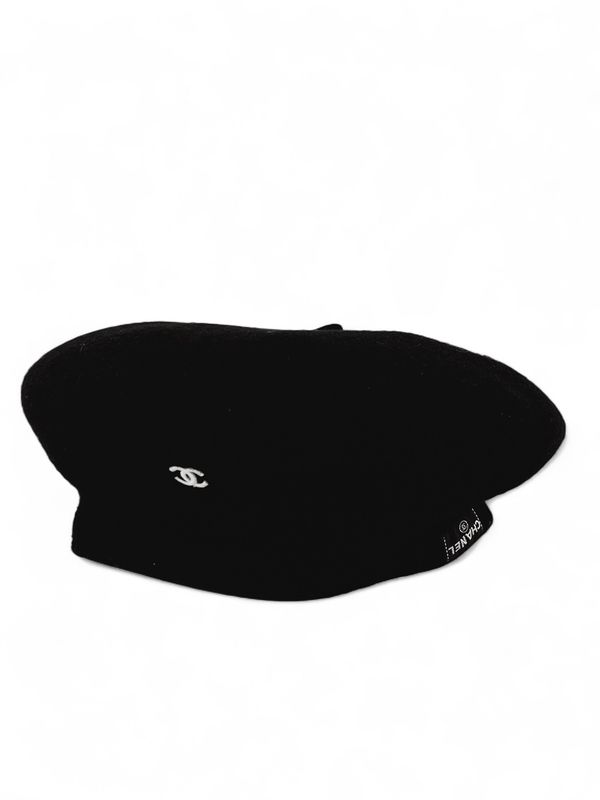 CHANEL VINTAGE 1998 BERET WITH CC LOGO AND CHANEL LABEL