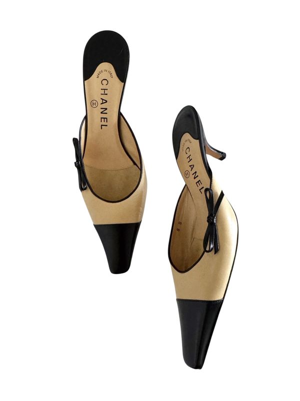 CHANEL VINTAGE TAN AND BLACK LEATHER CC BOW MULES HEELS / IT 38