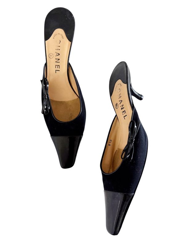 CHANEL VINTAGE BLACK LEATHER CC BOW MULES HEELS / IT 38.5