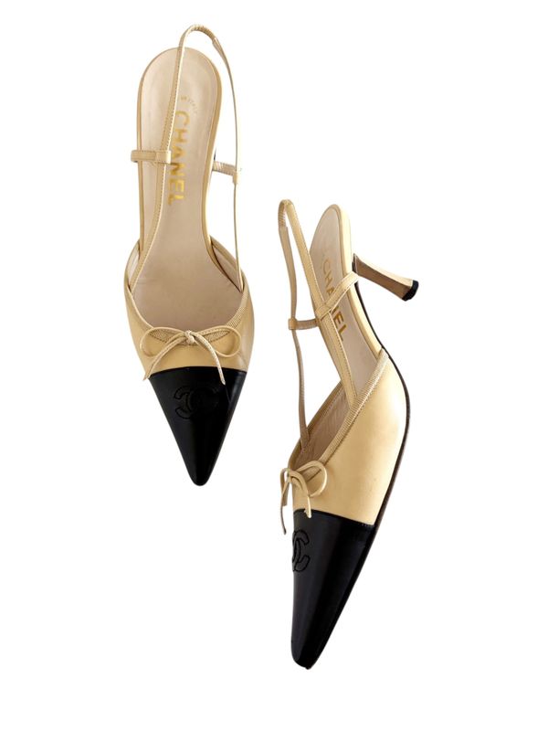 CHANEL VINTAGE BEIGE AND BLACK LEATHER CC SLINGBACK HEELS / IT 38