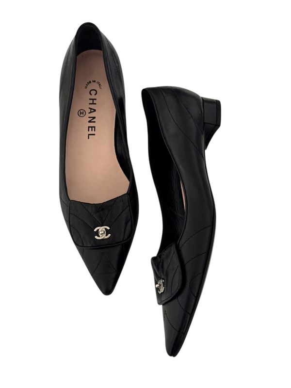 CHANEL CC BLACK QUILTED LEATHER FLATS / IT 38