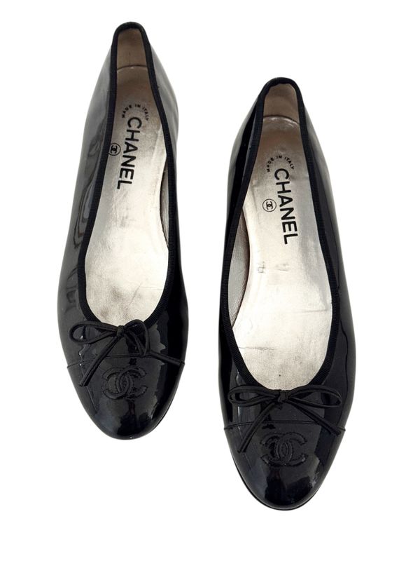 CHANEL CC BLACK PATENT LEATHER BALLET FLATS IT 40