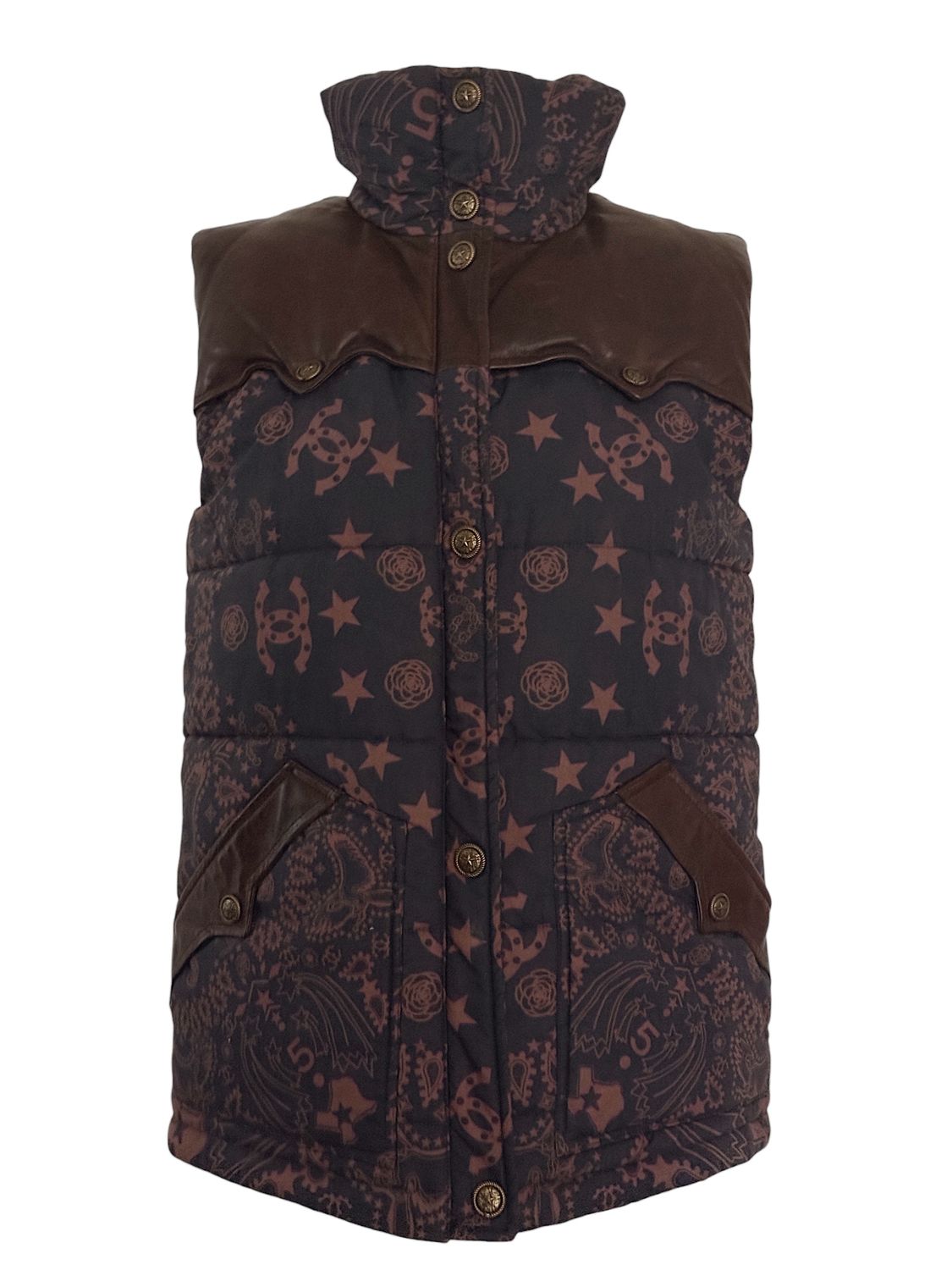 CHANEL CC LOGO PARIS DALLAS BANDANA PRINT PUFFER VEST WITH LEATHER DETAILING