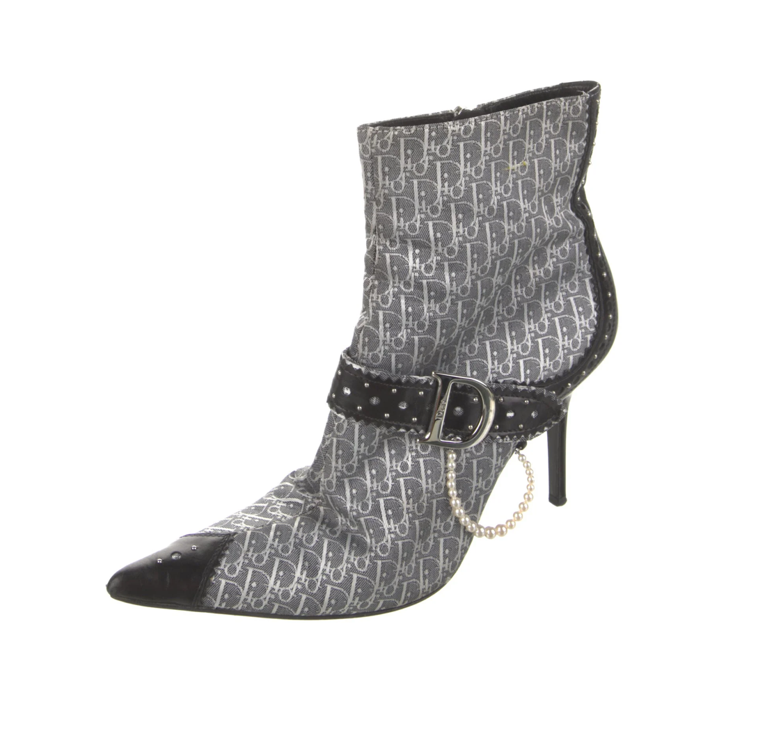 CHRISTIAN DIOR MONOGRAM D TRICK BOOTS WITH FAUX PEARL DETAILS / IT 39