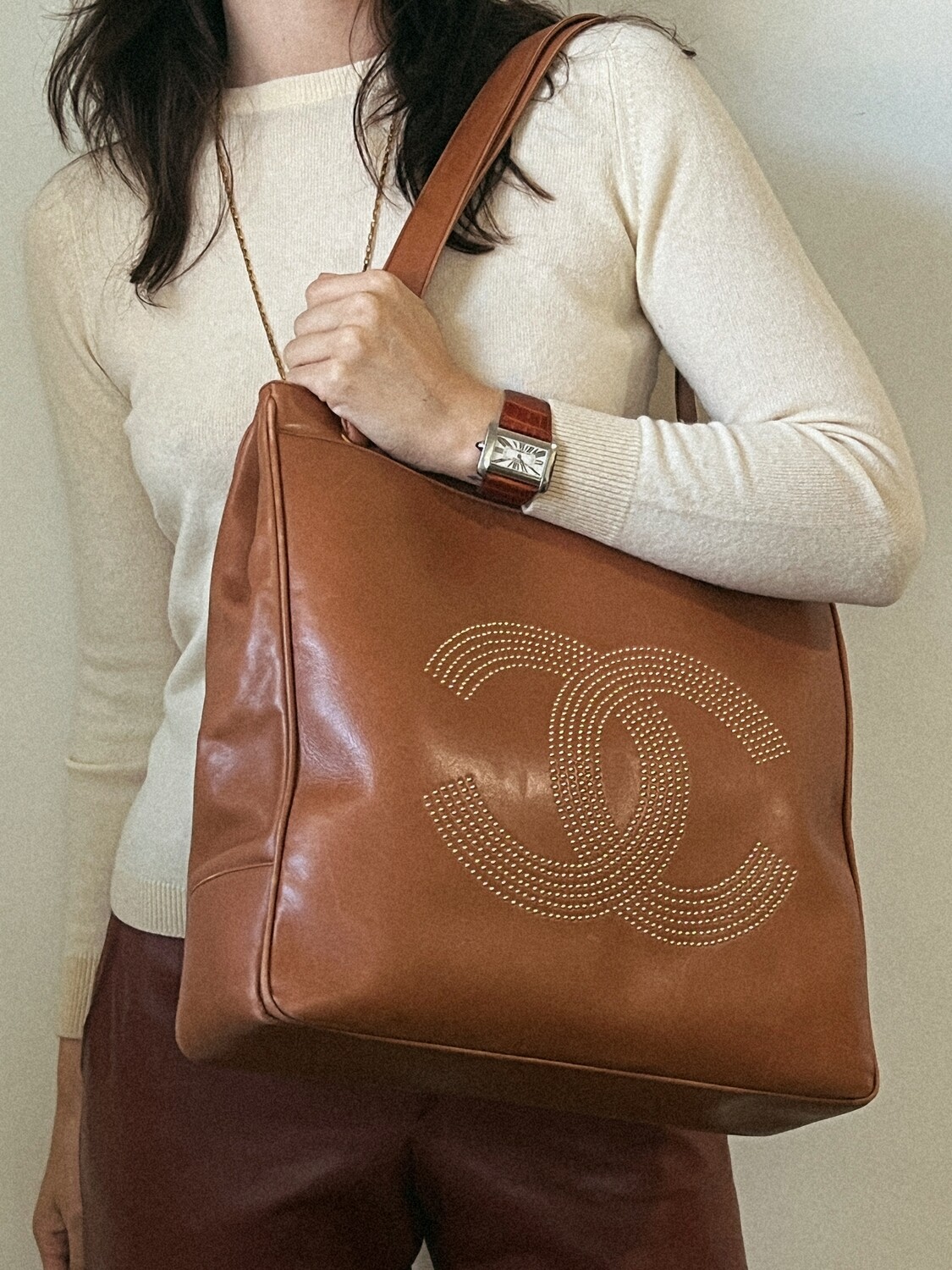 CHANEL VINTAGE LARGE CC STUDDED COGNAC LEATHER TOTE BAG