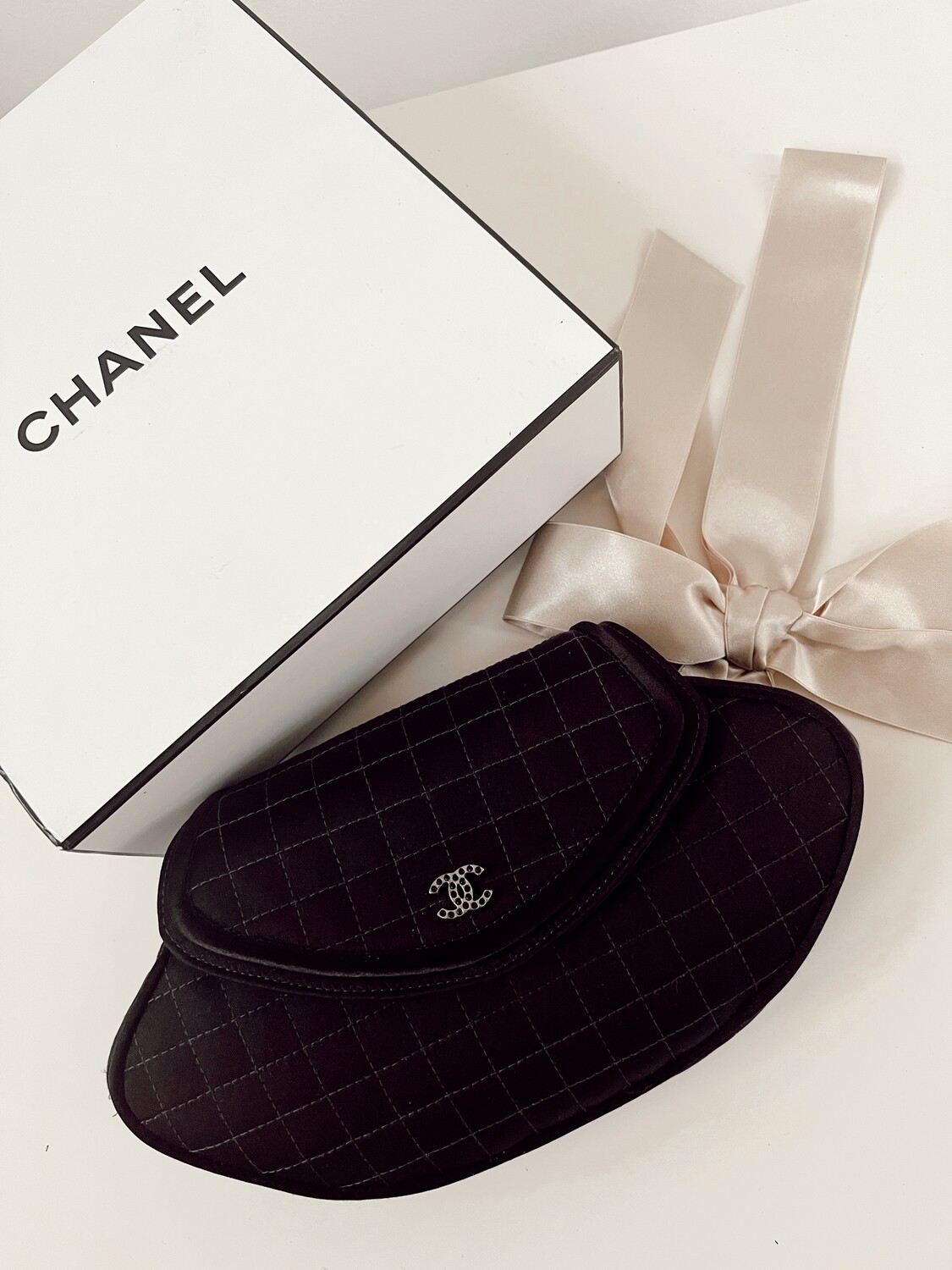 CHANEL VINTAGE BLACK QUILTED SATIN WRISTLET CLUTCH BOW ACCENT