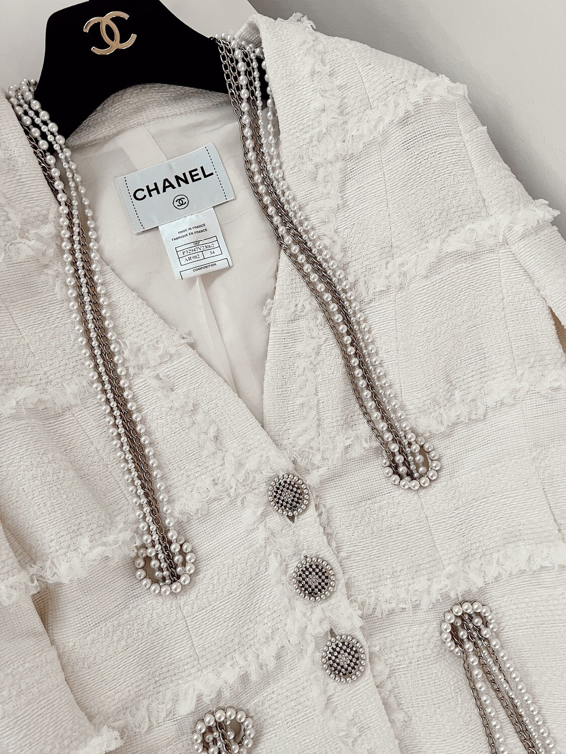 CHANEL PEARL EMBELLISHED CC CHARMS TWEED OFF WHITE BLAZER JACKET FR 34