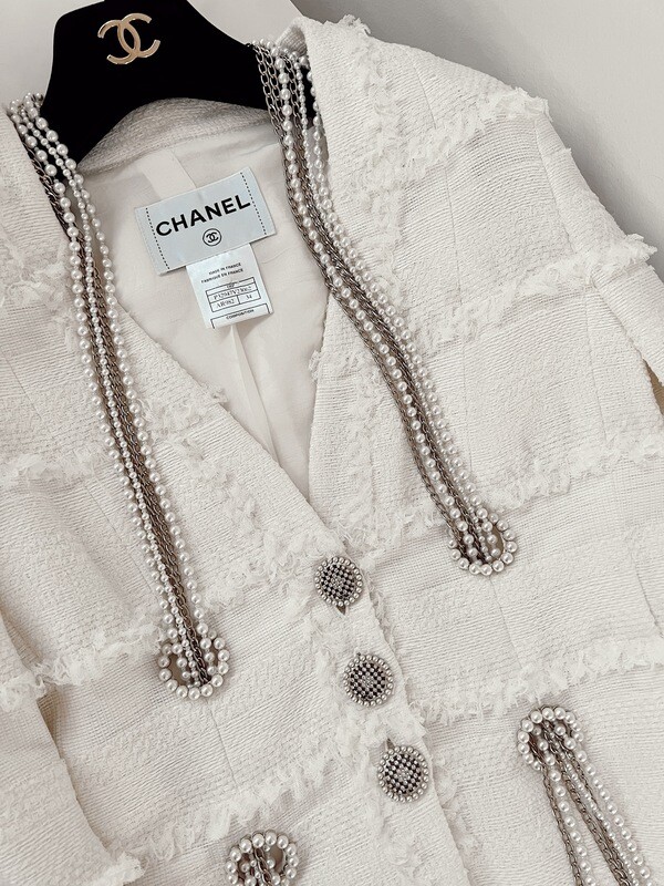 CHANEL PEARL EMBELLISHED CC CHARMS TWEED OFF WHITE BLAZER JACKET FR 34