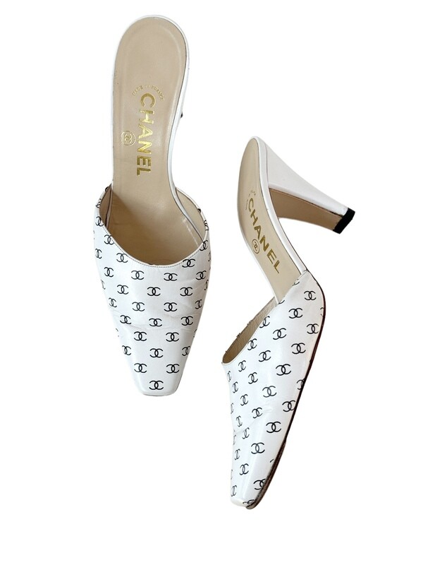 CHANEL WHITE BLACK CC LEATHER MULES HEELS /  IT 37