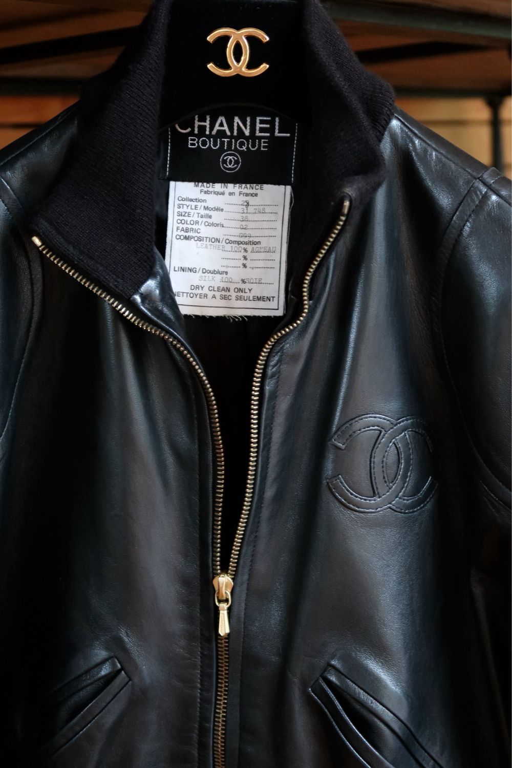 CHANEL VINTAGE CC LOGO BLACK LEATHER BOMBER JACKET / FR 38