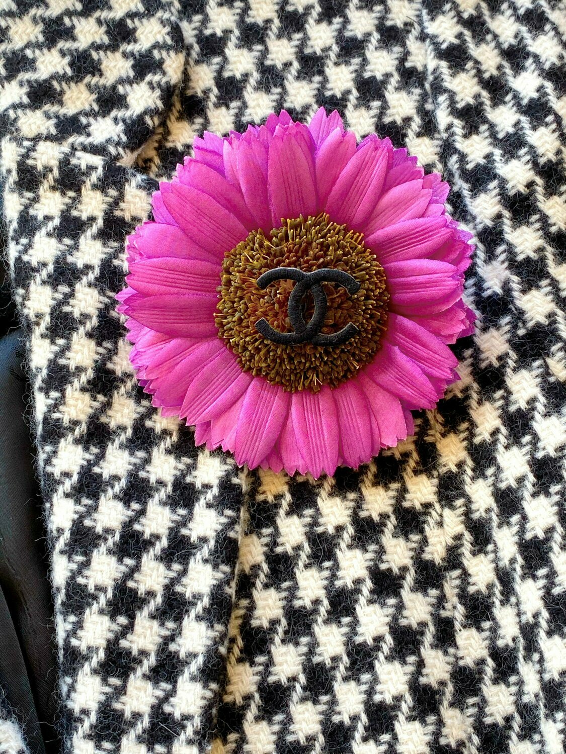 CHANEL VINTAGE 90'S DAISY CC FLOWER BROOCH PIN