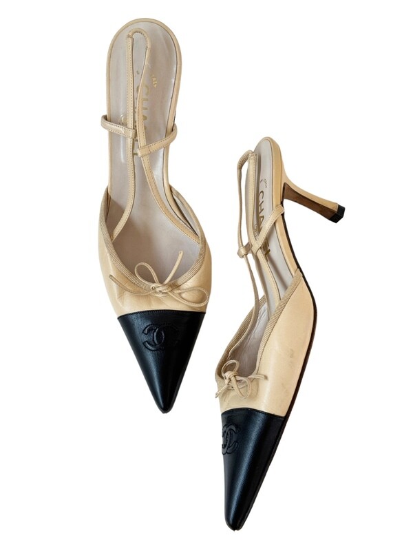 CHANEL VINTAGE BEIGE AND BLACK LEATHER CC SLINGBACK HEELS / IT 40