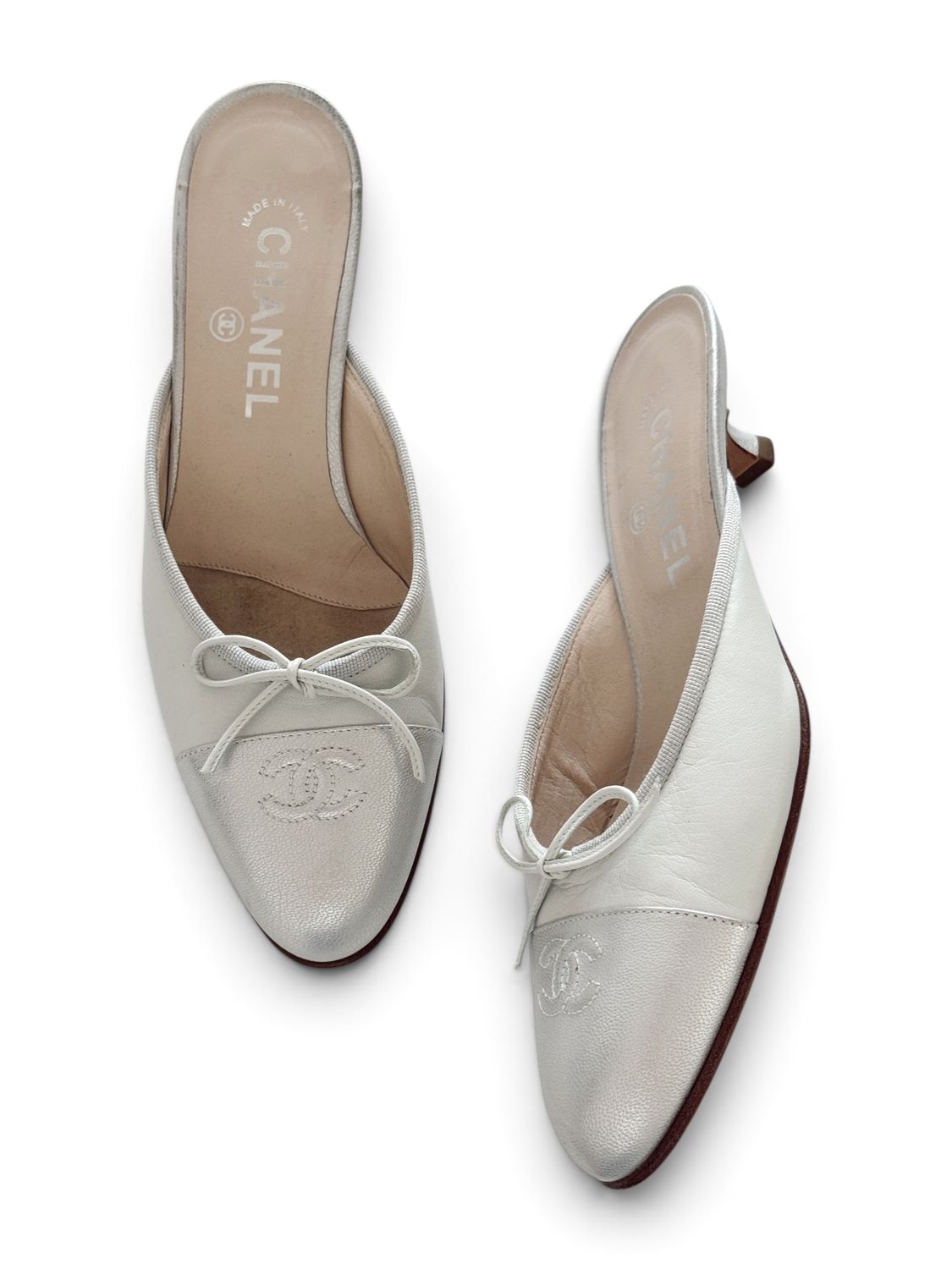 CHANEL VINTAGE CC OFF WHITE PEARLIZED MULES WITH BOW