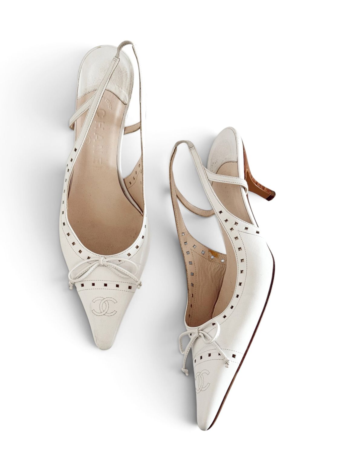 CHANEL VINTAGE CC WHITE SLINGBACK HEELS WITH BOWS