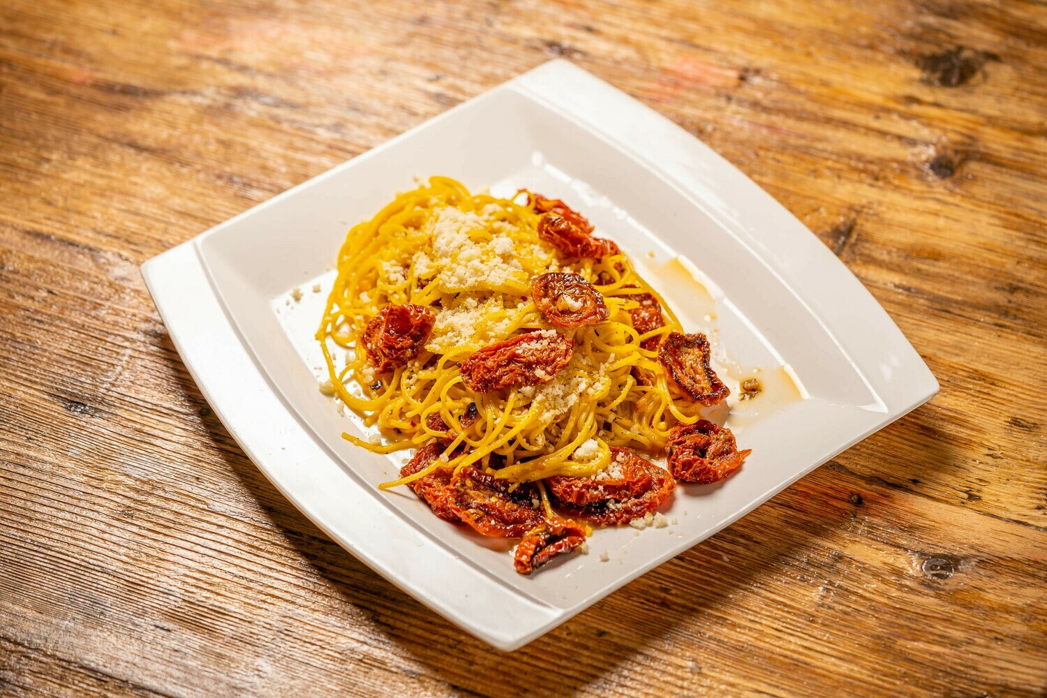 Spaghetti cu roșii uscate Aglio, Olio & Peperoncino Spaghetti cu roșii uscate Aglio, Olio & Peperoncino