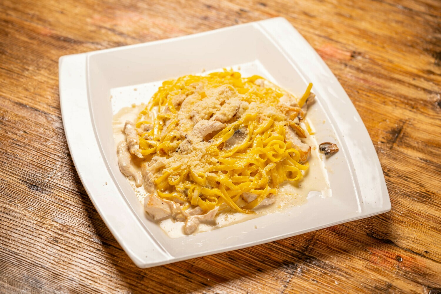 Tagliatelle cu ciuperci, pui și sos de parmezan Tagliatelle cu ciuperci, pui și sos de parmezan