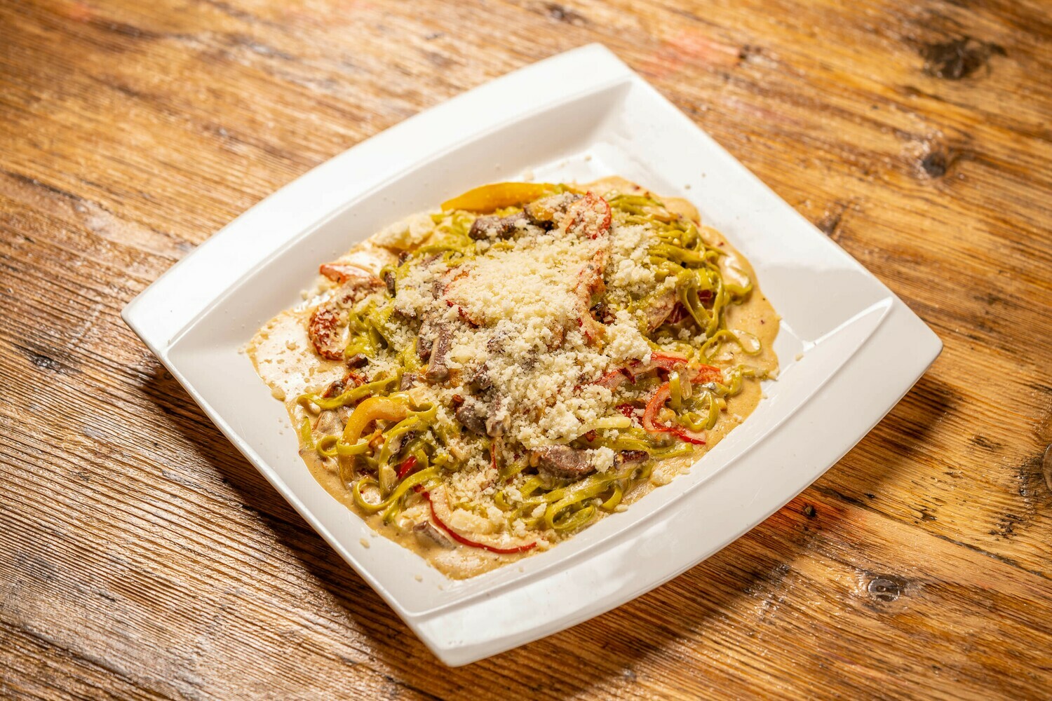 Tagliatelle verzi cu vită și roșii uscate Tagliatelle verzi cu vită și roșii uscate