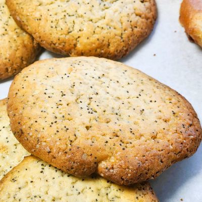 Lemon and poppy seed cookie