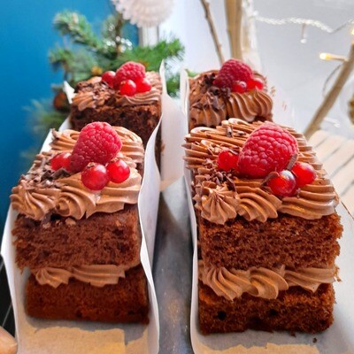 4x Chocolate cake slices (vegan)
