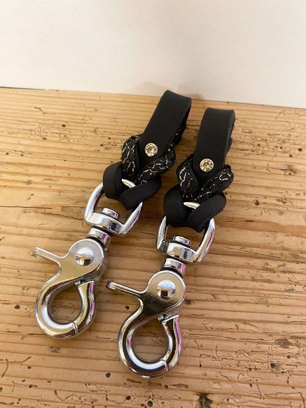 Steigbügelhalter mit Fischleder und Glitzersteinchen Steigbügelhalter mit Fischleder und Glitzersteinchen
