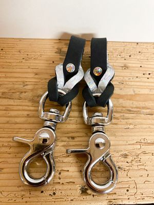 Steigbügelhalter mit Fischleder und Glitzersteinchen Steigbügelhalter mit Fischleder und Glitzersteinchen